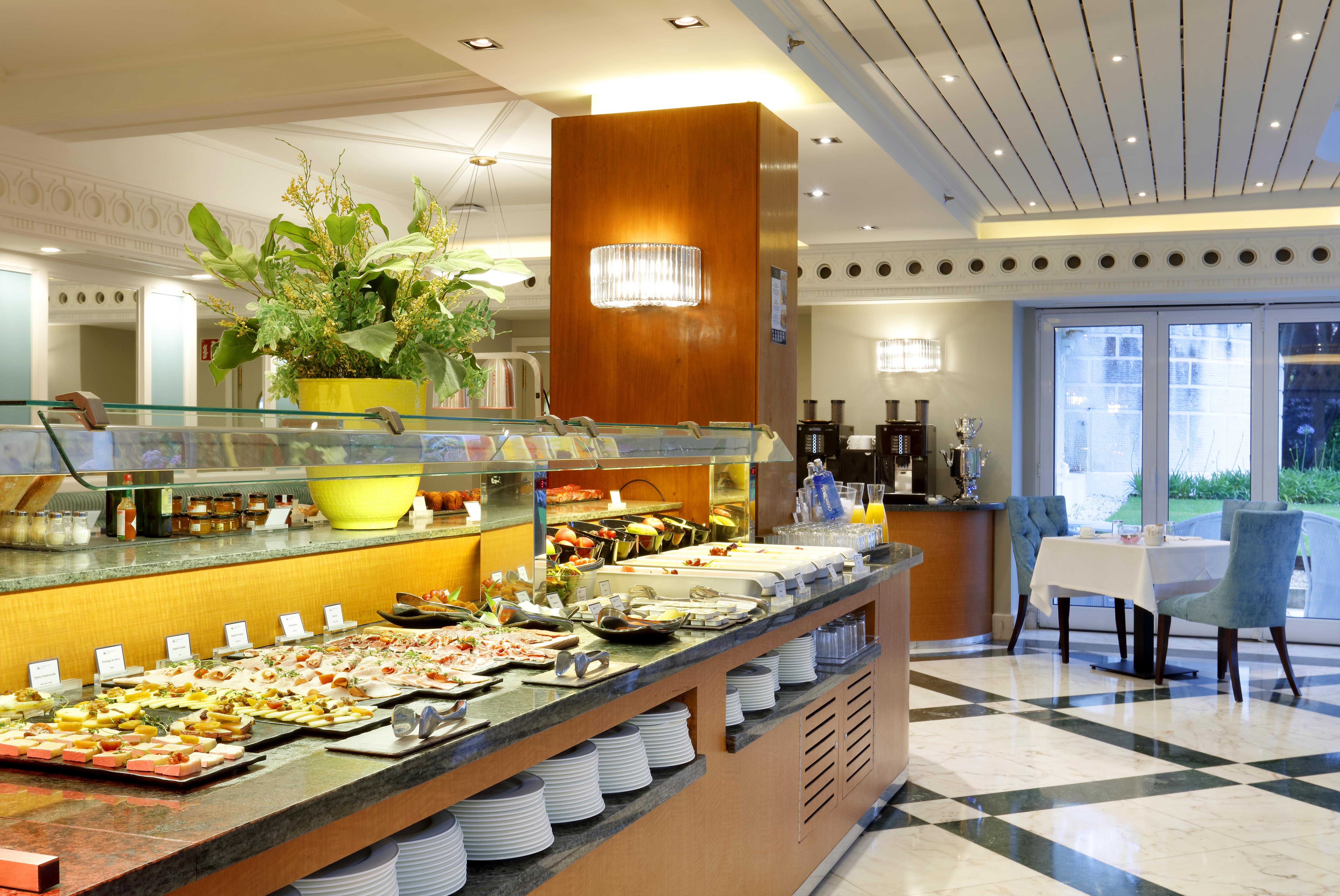 Eurostars Hotel Real Сантандер Екстериор снимка A buffet at a hotel