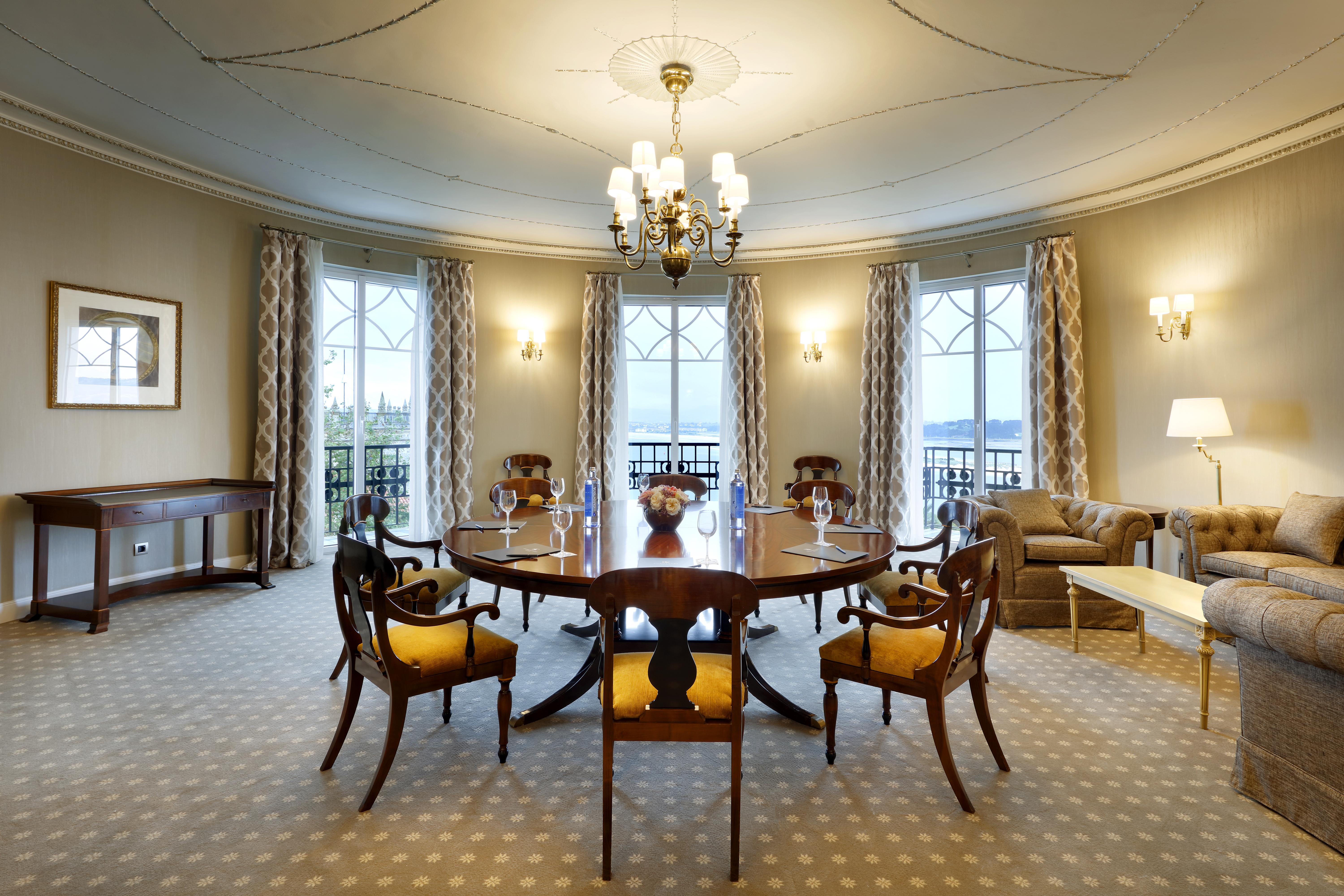Eurostars Hotel Real Сантандер Екстериор снимка A suite at the InterContinental